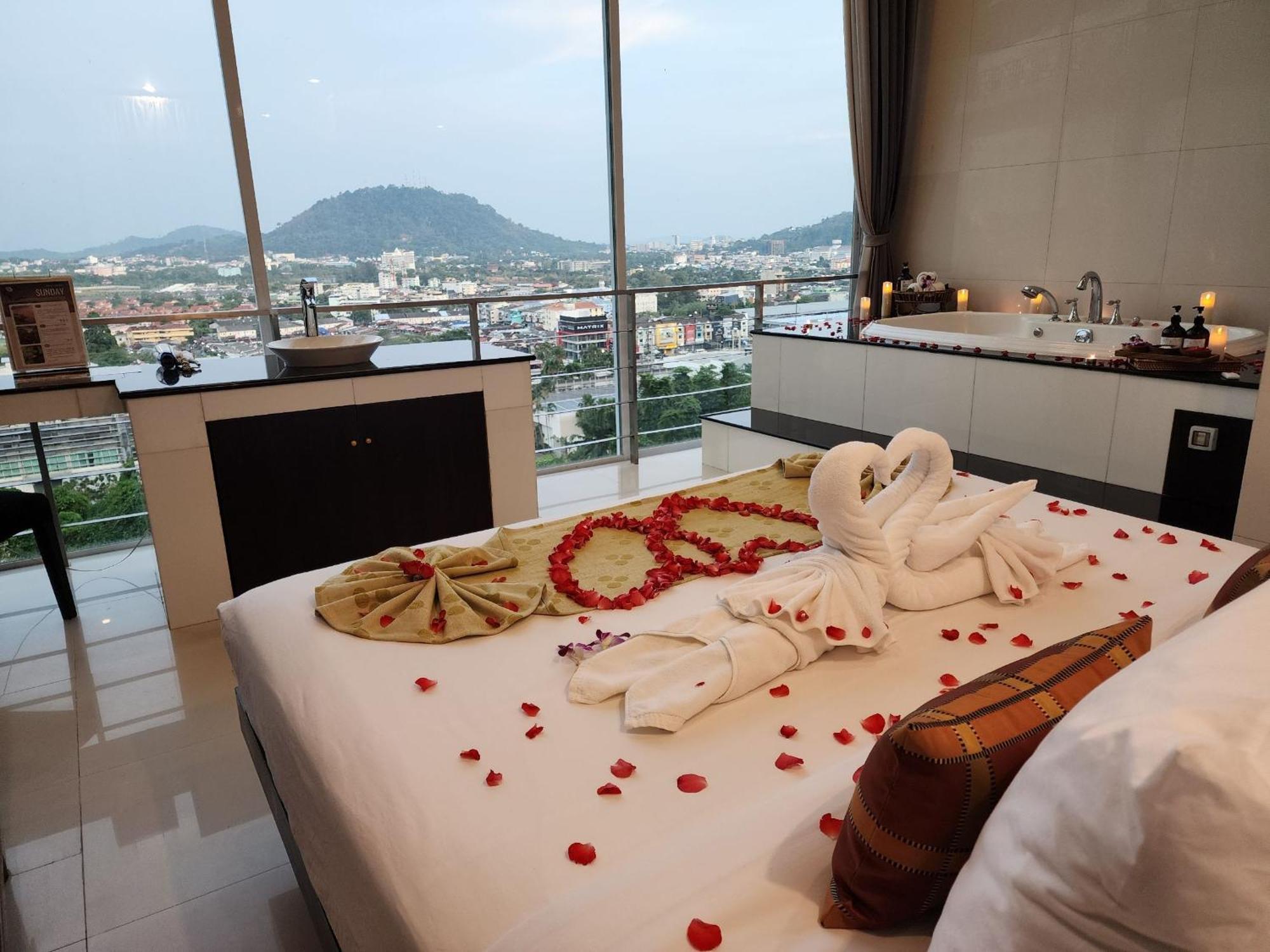 Hilltop Wellness Resort Kathu Bagian luar foto